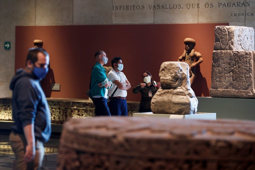 'Se hace una sanitización en la puerta principal con una sustancia de agua y alcohol, que el área de Restauración (del Museo) nos indicó que con eso se podía bajar un poco el virus, quizá no al 100%, pero sí es una ayuda', declaró Arvide.