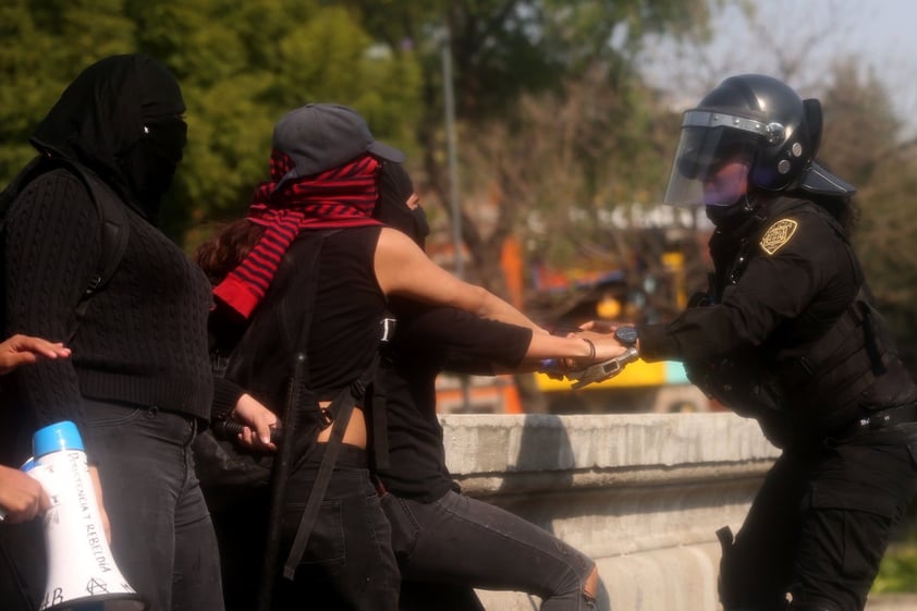 Feministas protestan en CDMX tras represión en Cancún