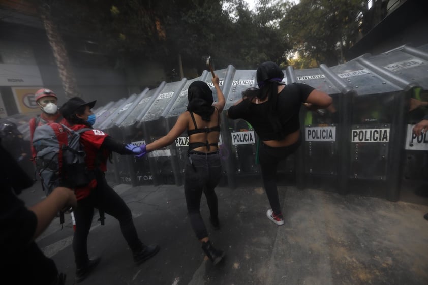 Feministas protestan en CDMX tras represión en Cancún