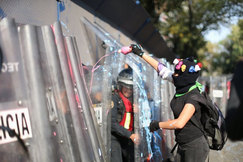 Feministas protestan en CDMX tras represión en Cancún