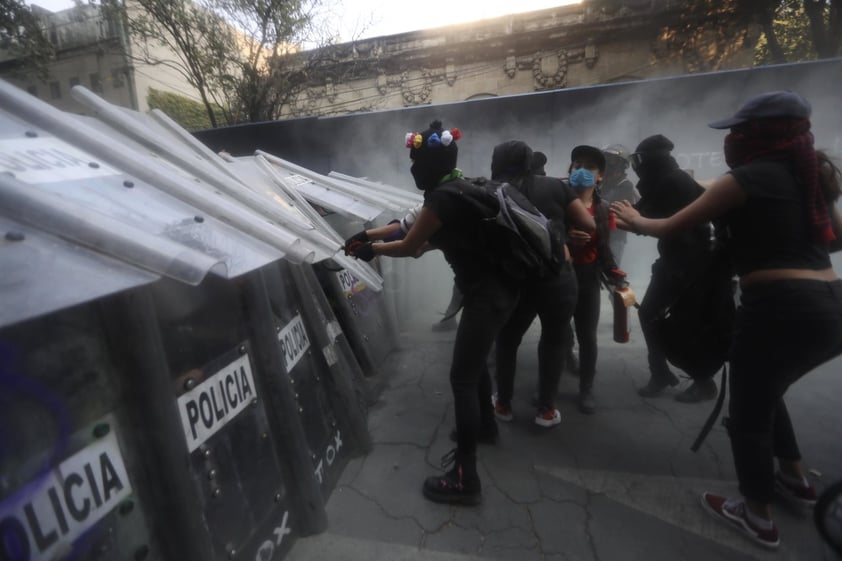 Feministas protestan en CDMX tras represión en Cancún