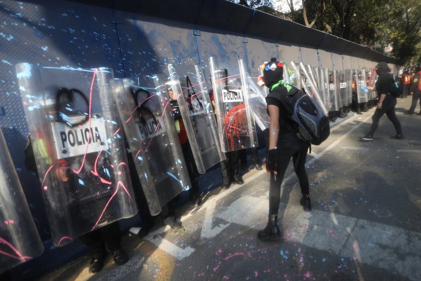 Feministas protestan en CDMX tras represión en Cancún