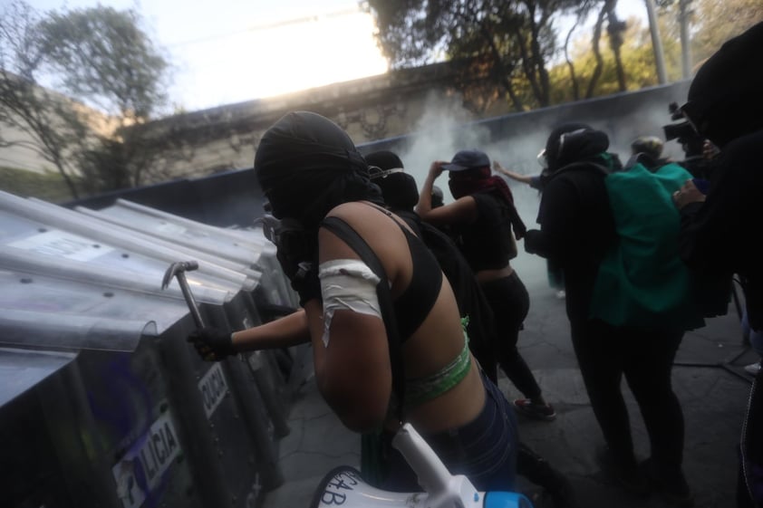 Feministas protestan en CDMX tras represión en Cancún