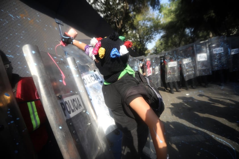 Feministas protestan en CDMX tras represión en Cancún