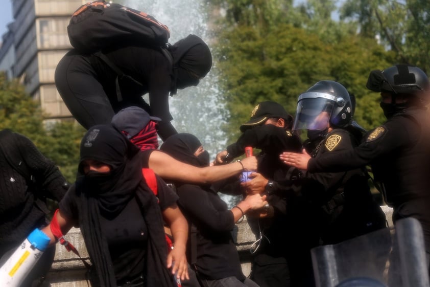 Feministas protestan en CDMX tras represión en Cancún