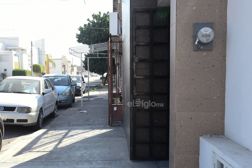 Estorbos. El espacio de las cocheras no debe impedir el libre tránsito de los peatones por las banquetas. En el municipio es común observar domicilios que incumplen con esta característica.