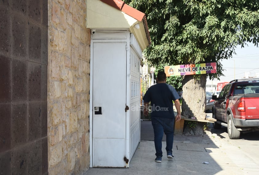 Sin paso. Aunado a que hay domicilios cuyas cocheras invaden banquetas, también se suman los conductores que dejan poco margen al paso.