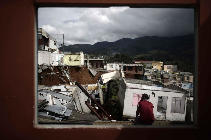 Hundimiento destruye más de 30 casas en Costa Rica