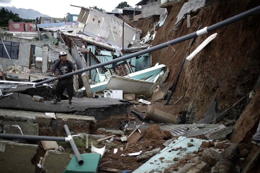 Hundimiento destruye más de 30 casas en Costa Rica