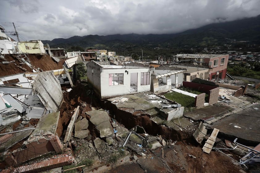 Hundimiento destruye más de 30 casas en Costa Rica