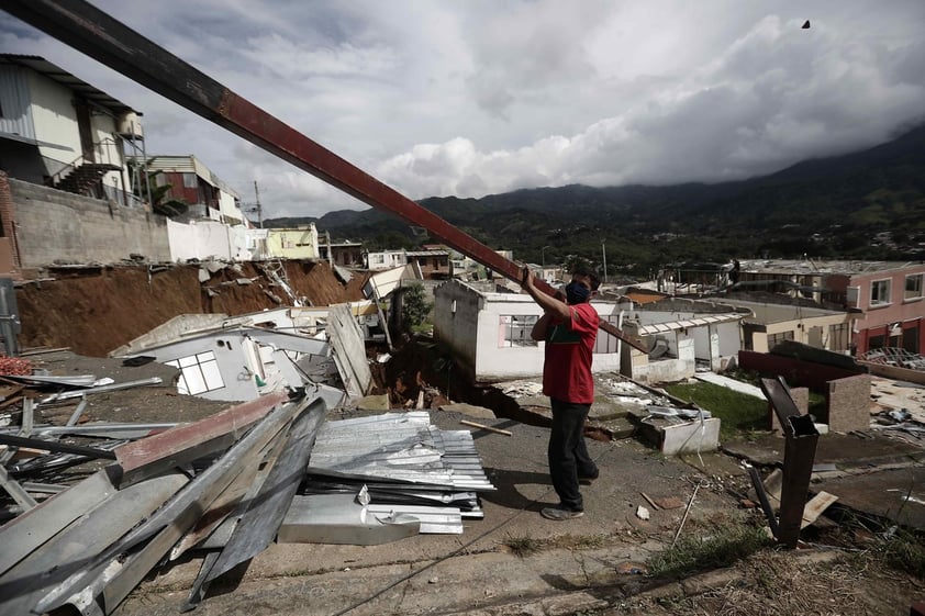 Hundimiento destruye más de 30 casas en Costa Rica