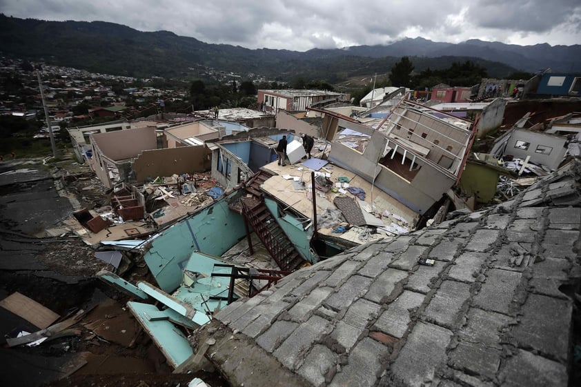 Hundimiento destruye más de 30 casas en Costa Rica