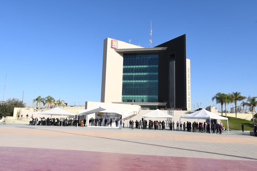 El evento inició en punto de las 09:00 horas en la explanada de la Plaza Mayor, ahí se colocó un escenario para las autoridades municipales y militares, mismas que se encargaron de la logística cívica para el izamiento de la bandera monumental, así como de los honores correspondientes.