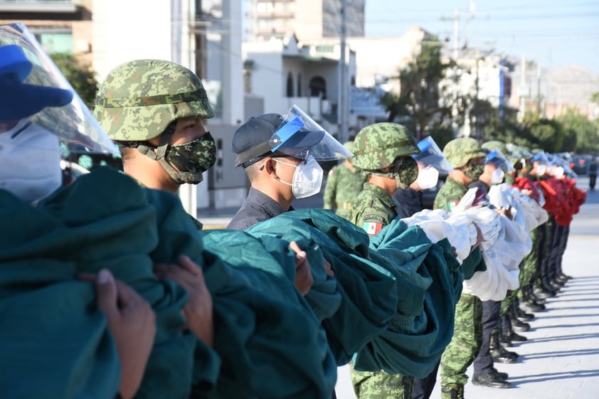 El evento inició en punto de las 09:00 horas en la explanada de la Plaza Mayor, ahí se colocó un escenario para las autoridades municipales y militares, mismas que se encargaron de la logística cívica para el izamiento de la bandera monumental, así como de los honores correspondientes.