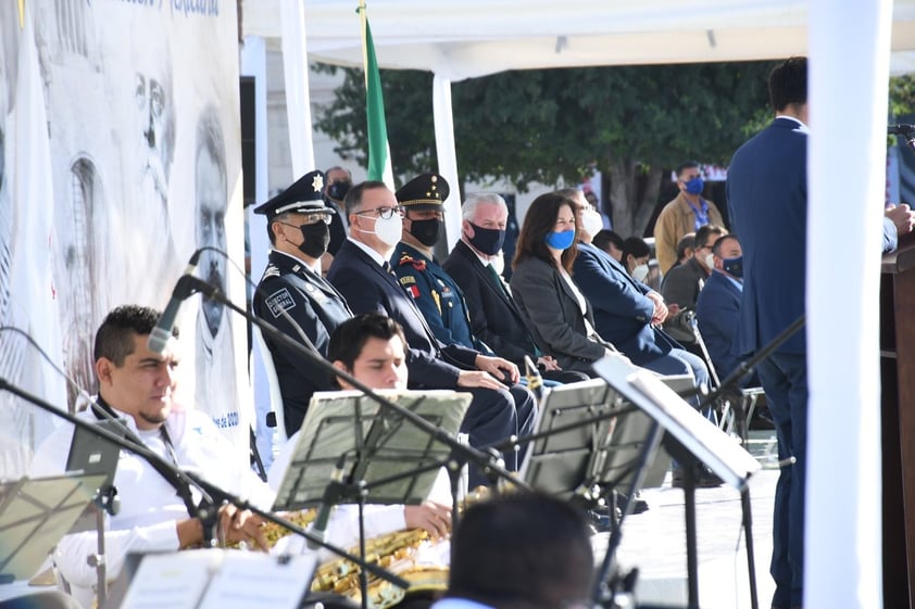 'Normalmente se invita a escuelas, se invita pues a un mayor número de gente y desde luego el desfile tradicional del 20 de noviembre que por razones obvias este año no se va a llevar a cabo, como muchos otros eventos masivos, grupales, pero con mucho respeto hacemos está conmemoración para recordar fechas importantes en la historia de México, como es el inicio de la Revolución Mexicana', señaló el alcalde Jorge Zermeño al finalizar el evento.