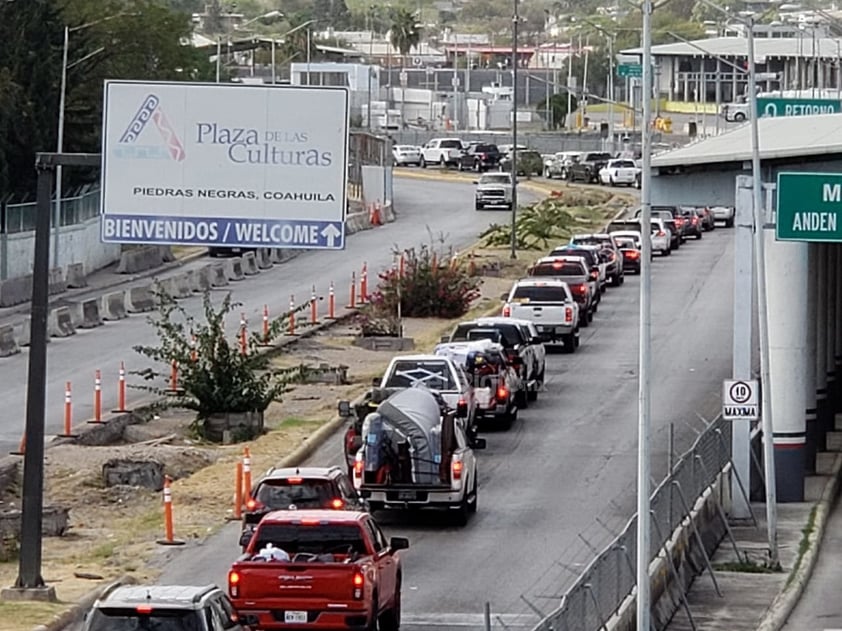 Varias horas de espera. Debido a la aplicación de extensas encuestas a quienes ingresan a México, provenientes de Estados Unidos, se generaron largas filas en el acceso al municipio de Piedras Negras, Coahuila.