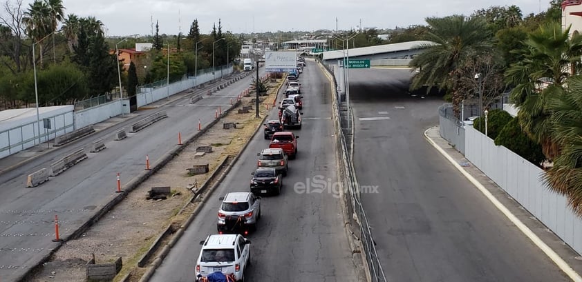 Paisanos llegan a México. Pese a la pandemia del nuevo coronavirus y las restricciones de viajes no esenciales, connacionales decidieron viajar a México y esperar varias horas para cruzar la frontera.