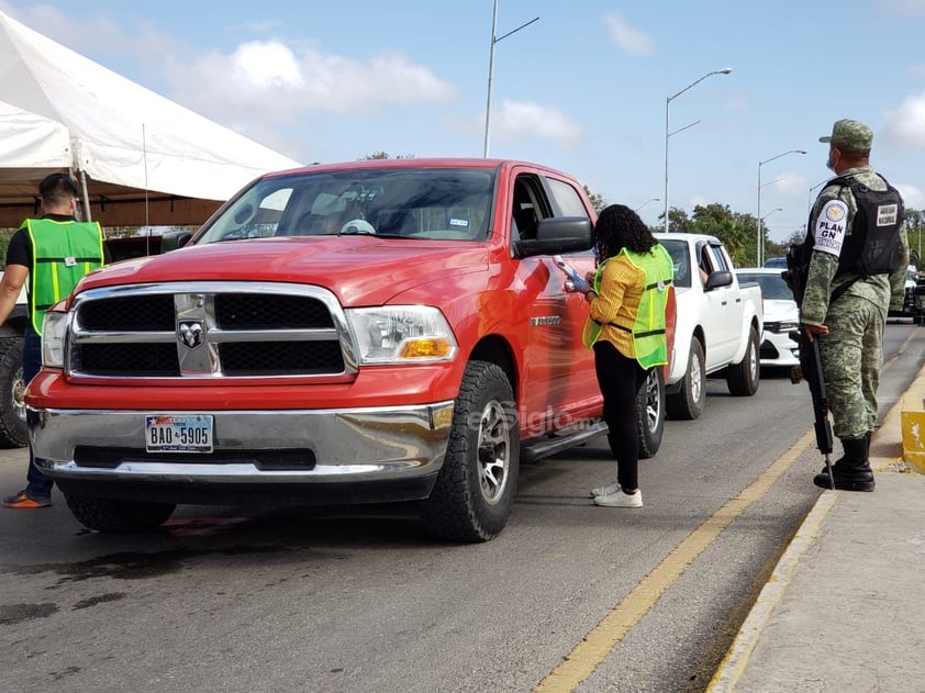 Cuestionario. Personal de la Presidencia Municipal de Piedras Negras participa en la aplicación de un extenso cuestionario a quienes viajan en vehículo e ingresan a la República Mexicana.