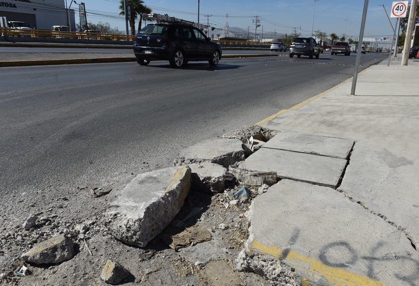 Las banquetas se encuentran en total abandono, pues están destrozadas por los automóviles y la indiferencia de arreglarlas.