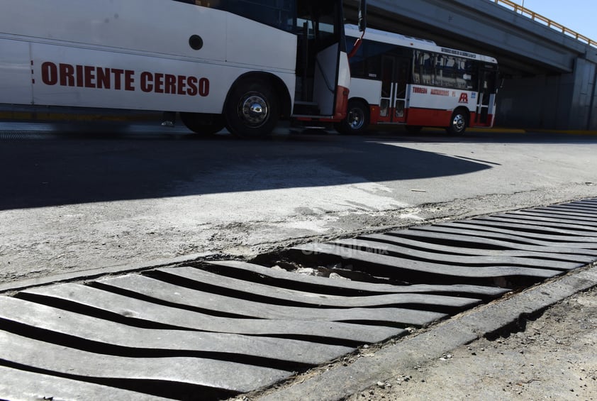 Las rejillas metálicas que se cambiaron recientemente ya están dañadas por el paso de los vehículos; estas fueron colocadas para evitar inundaciones o simples encharcamientos.