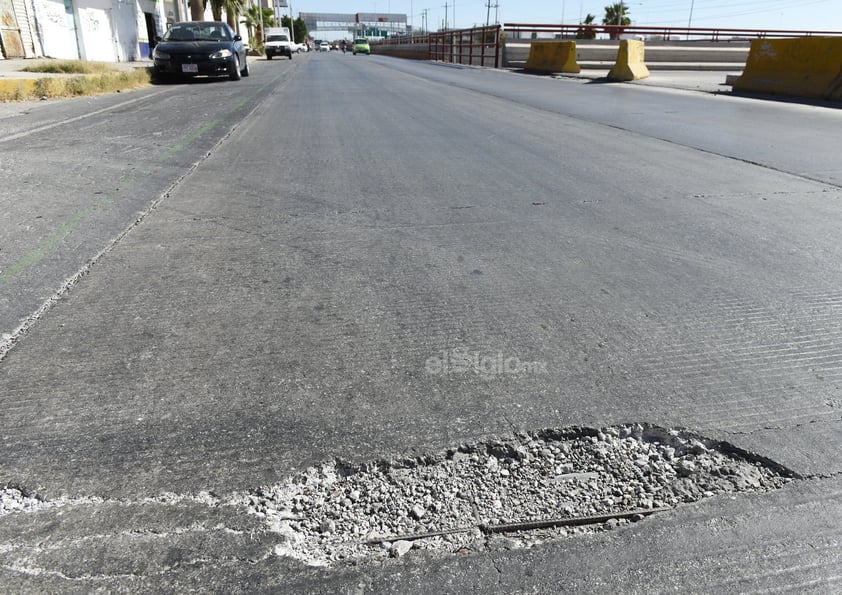 Algo común en la vía son los baches, los cuales están en diferentes puntos y los hay de todos los tamaños. Los automovilistas tiene que sortearlos para no caer en ellos.