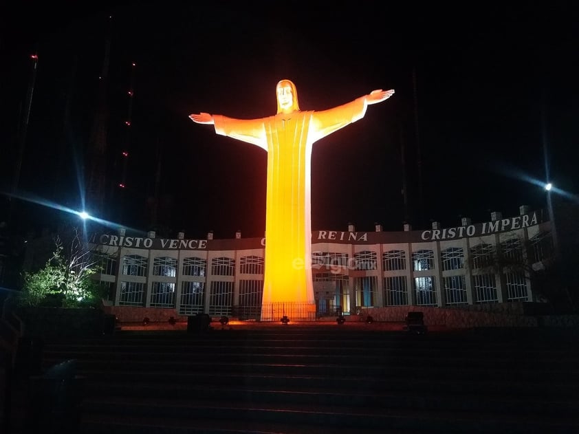 Torreón se ilumina de naranja contra violencia hacia las mujeres