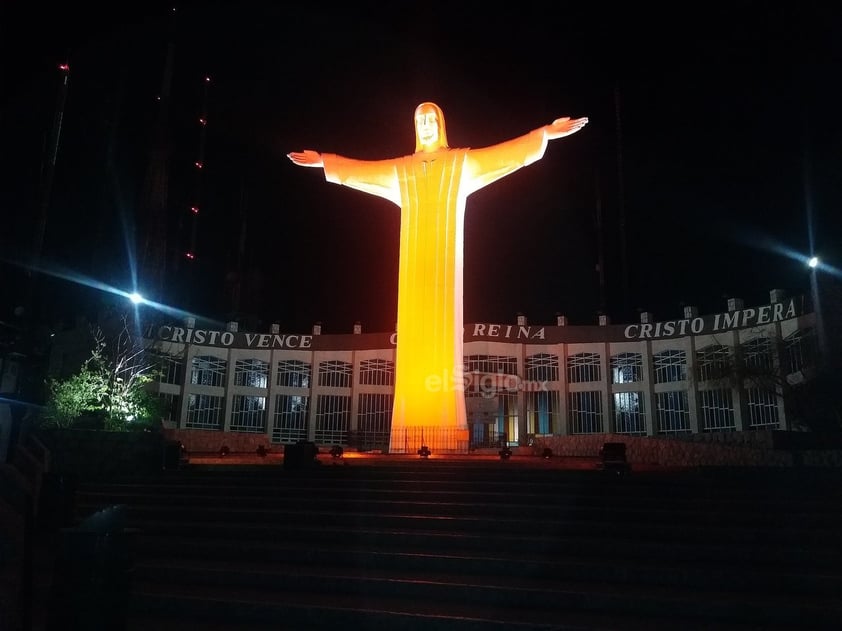 Torreón se ilumina de naranja contra violencia hacia las mujeres