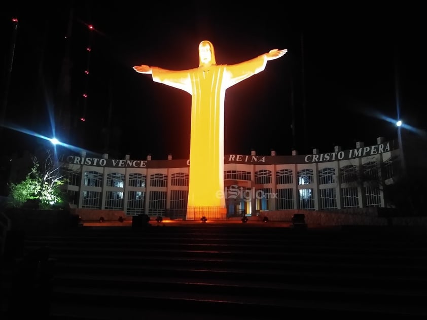 Torreón se ilumina de naranja contra violencia hacia las mujeres