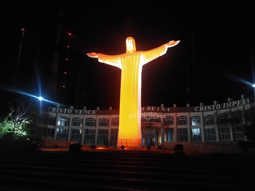 Torreón se ilumina de naranja contra violencia hacia las mujeres