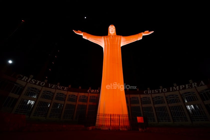 Torreón se ilumina de naranja contra violencia hacia las mujeres