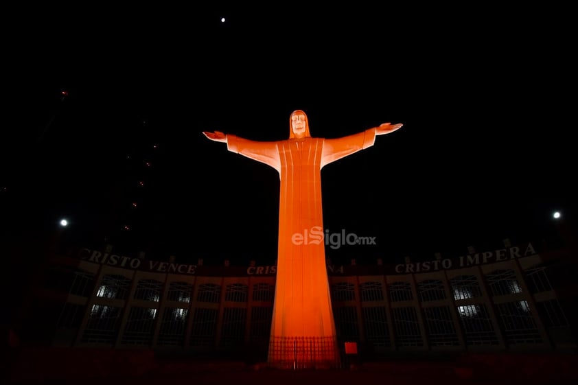 Torreón se ilumina de naranja contra violencia hacia las mujeres