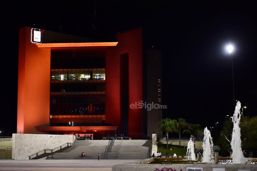 Torreón se ilumina de naranja contra violencia hacia las mujeres