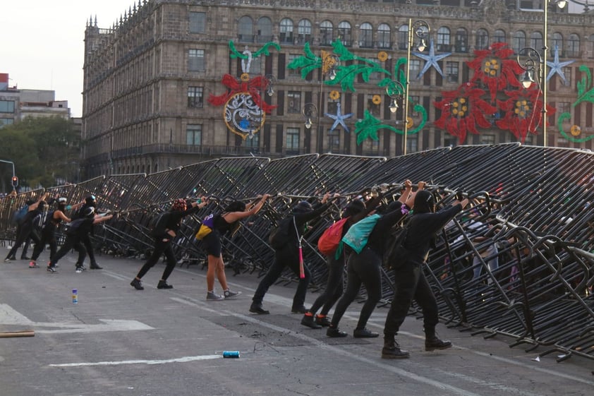 Registran destrozos durante marcha contra violencia de género en CDMX