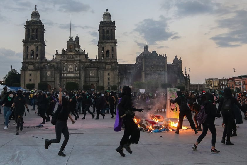 Registran destrozos durante marcha contra violencia de género en CDMX