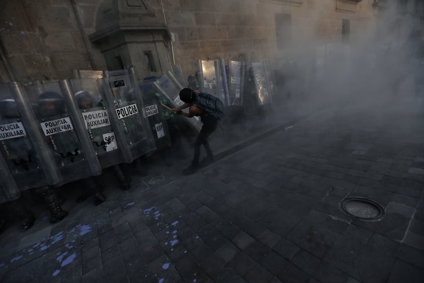 Registran destrozos durante marcha contra violencia de género en CDMX