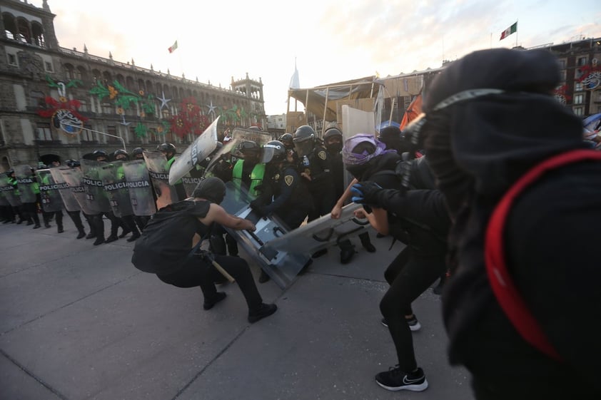 Registran destrozos durante marcha contra violencia de género en CDMX