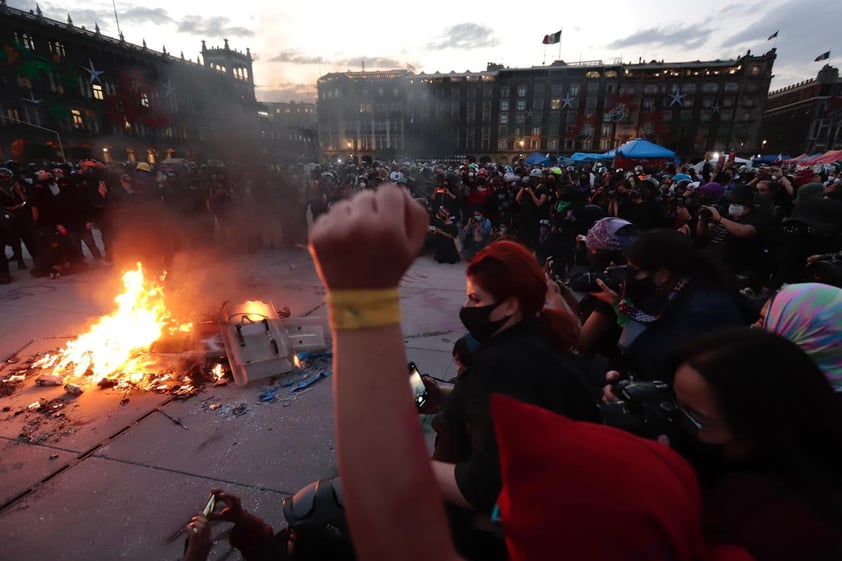 Registran destrozos durante marcha contra violencia de género en CDMX