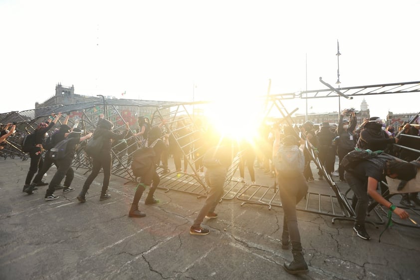 Registran destrozos durante marcha contra violencia de género en CDMX