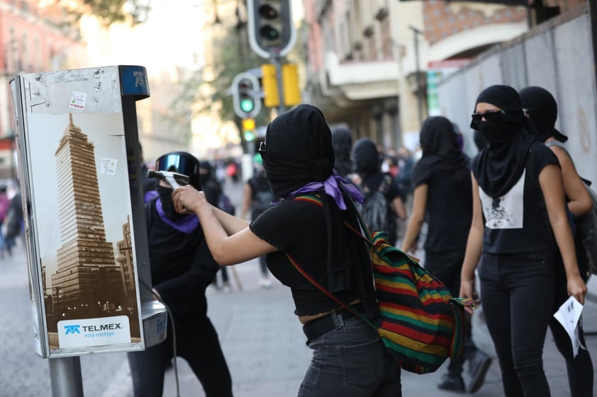 Registran destrozos durante marcha contra violencia de género en CDMX