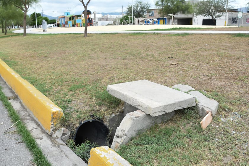 Expuesto. Uno de los problemas constantes en temporada de lluvias son las inundaciones en ciertas partes del sector y aun cuando hay drenaje se complica, pero también queda expuesto como se ve en la imagen.