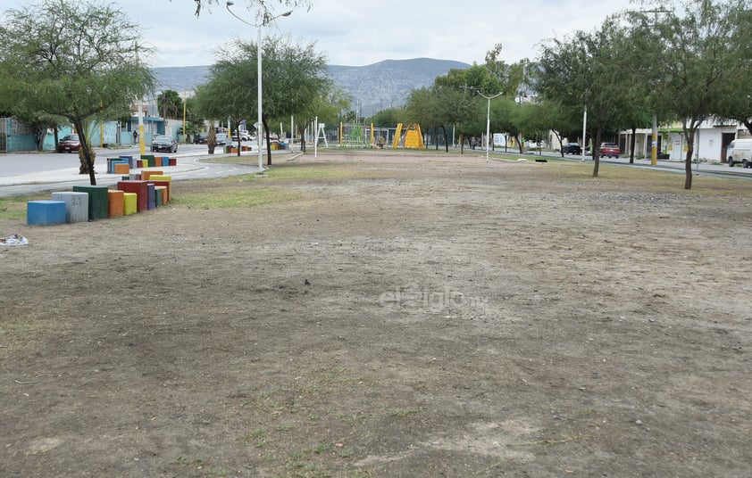 ¿Y lo verde? A lo largo de los cinco kilómetros de extensión del parque, el pasto ha desaparecido ante la falta de mantenimiento, solo tierra es lo que lo cubre.