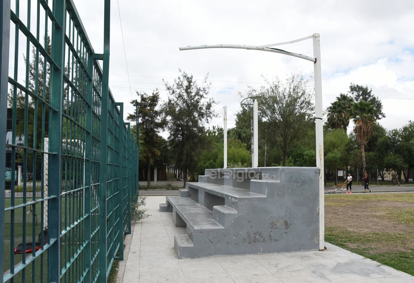 Sin sombra. Los intensos rayos de sol pegan a los que van a disfrutar algún partido que se llegue a celebrar, pues los toldos de protección ya no están debido a los fuertes vientos y al vandalismo. Hasta la fecha no se han repuesto.