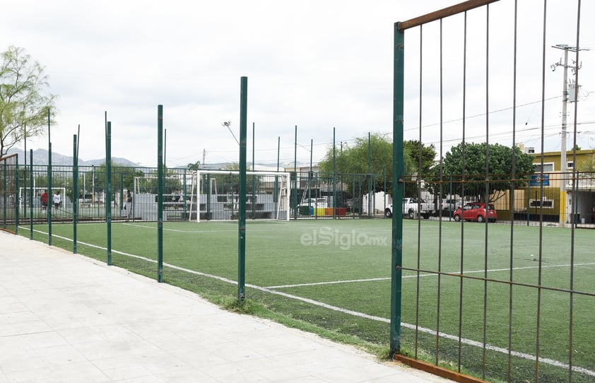 Sin protección. Las mallas de protección en las diversas canchas de la Línea Verde se han removido por el peligro que presentaban al estar dañadas y expuestas al público.