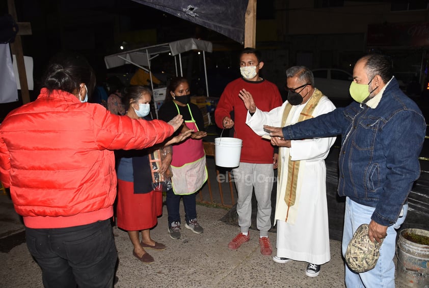 Inauguran y dan la bendición al mercadito navideño de Torreón