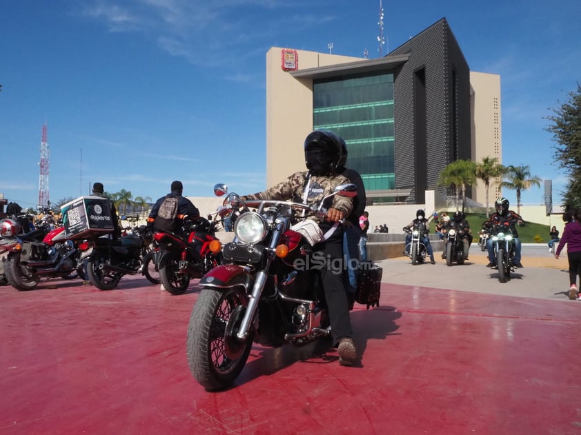 Motociclistas protestan en Torreón tras prohibirles circulación por carriles centrales