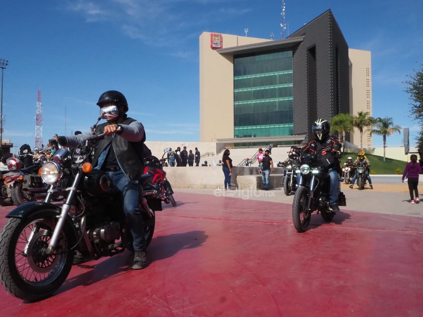 Motociclistas protestan en Torreón tras prohibirles circulación por carriles centrales