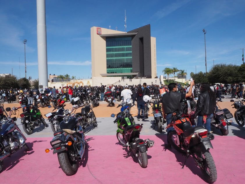 Motociclistas protestan en Torreón tras prohibirles circulación por carriles centrales