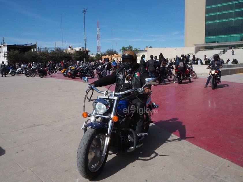 Motociclistas protestan en Torreón tras prohibirles circulación por carriles centrales