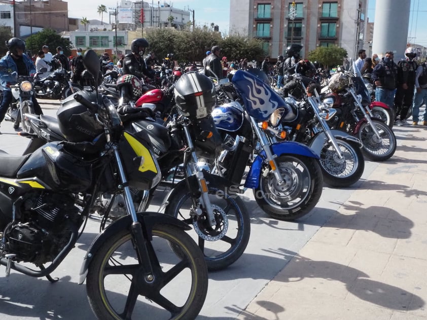 Motociclistas protestan en Torreón tras prohibirles circulación por carriles centrales