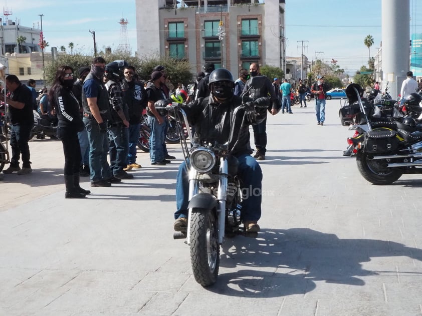 Motociclistas protestan en Torreón tras prohibirles circulación por carriles centrales